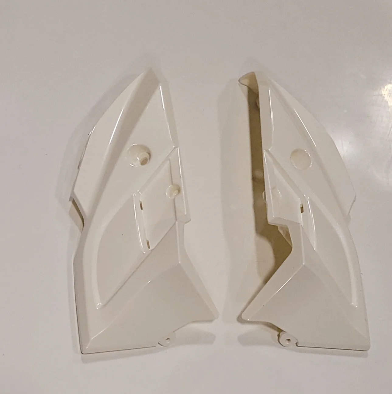 G2000 White Left and right headlight side cover
